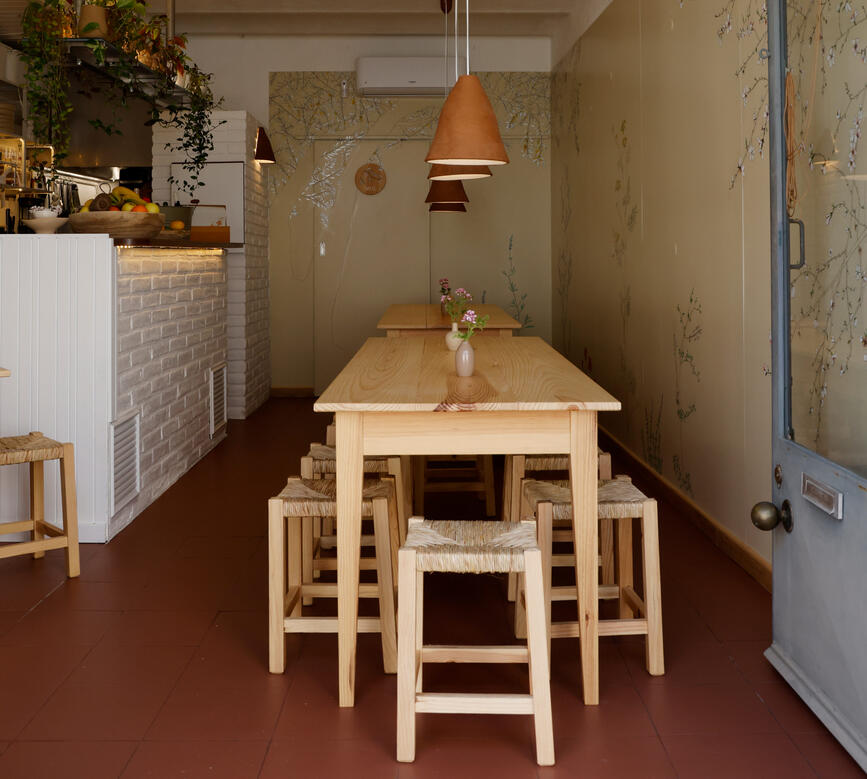 Veggieterraneo dining room with communal tables and wooden benches, Évora